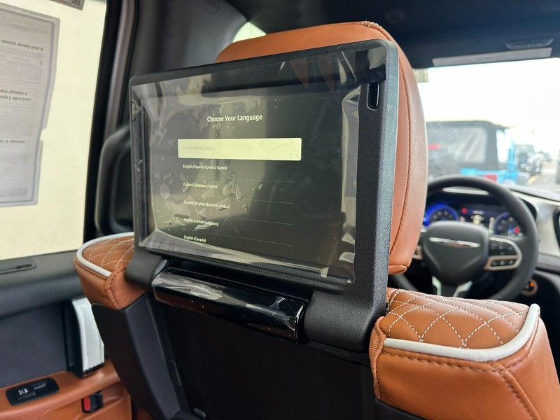 Chrysler Pacifica Vehicle Full-screen Gallery Image 7