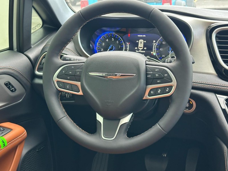 Chrysler Pacifica Vehicle Full-screen Gallery Image 10