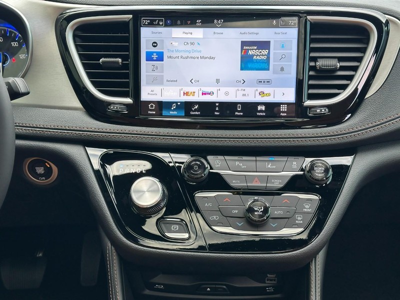 Chrysler Pacifica Vehicle Full-screen Gallery Image 11