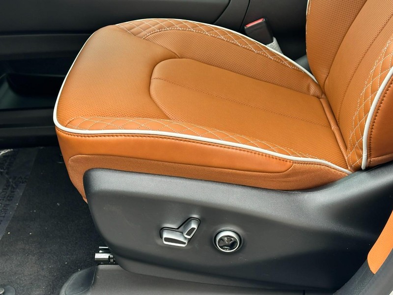 Chrysler Pacifica Vehicle Full-screen Gallery Image 14