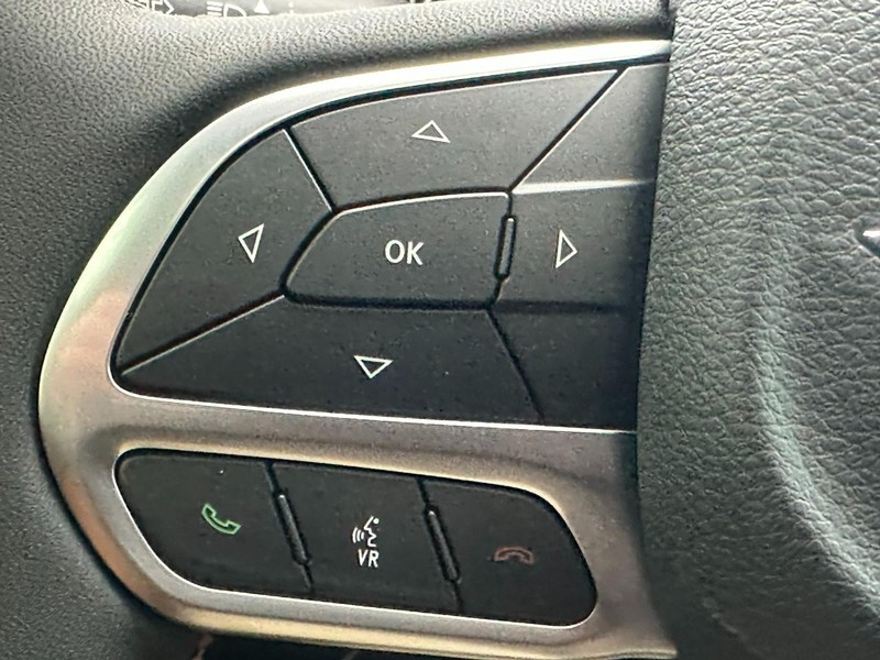 Chrysler Pacifica Vehicle Full-screen Gallery Image 15