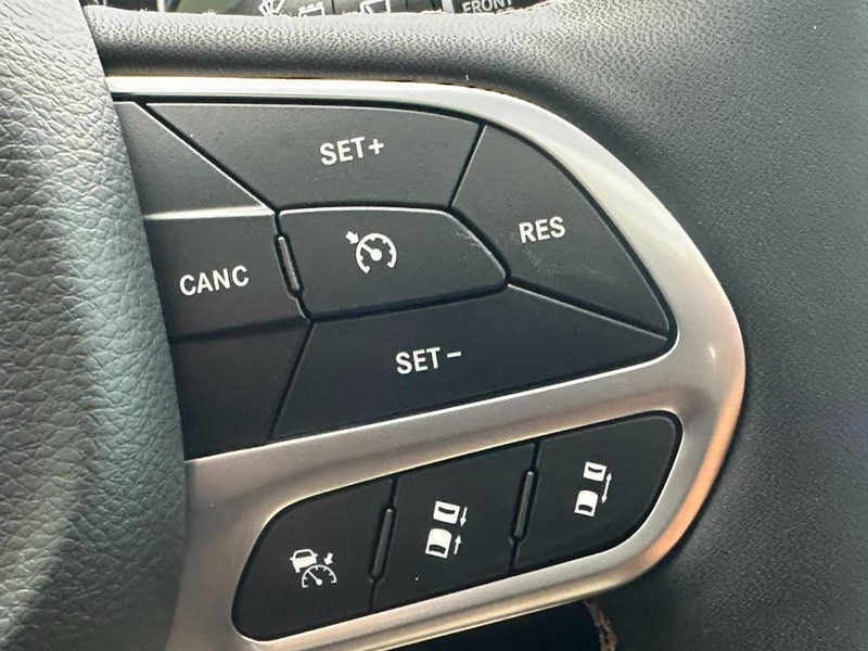 Chrysler Pacifica Vehicle Full-screen Gallery Image 16