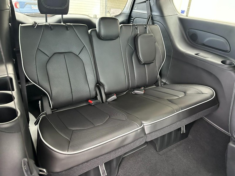 Chrysler Pacifica Vehicle Full-screen Gallery Image 4