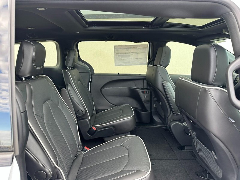 Chrysler Pacifica Vehicle Full-screen Gallery Image 5