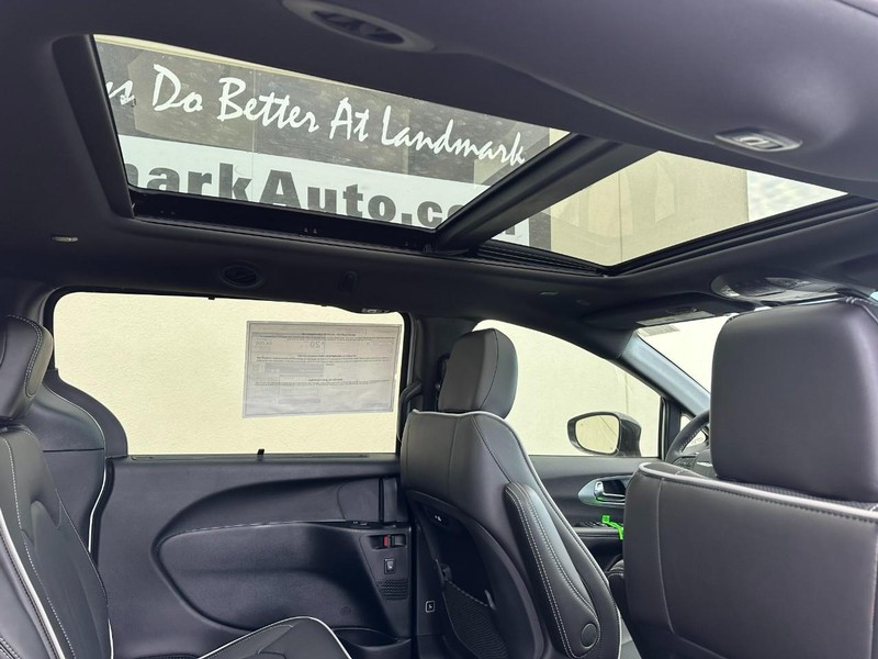 Chrysler Pacifica Vehicle Full-screen Gallery Image 6