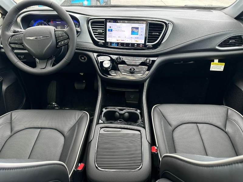 Chrysler Pacifica Vehicle Full-screen Gallery Image 7