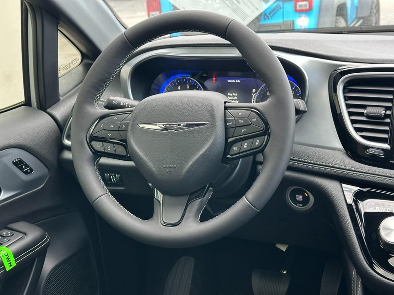 Chrysler Pacifica Vehicle Full-screen Gallery Image 8