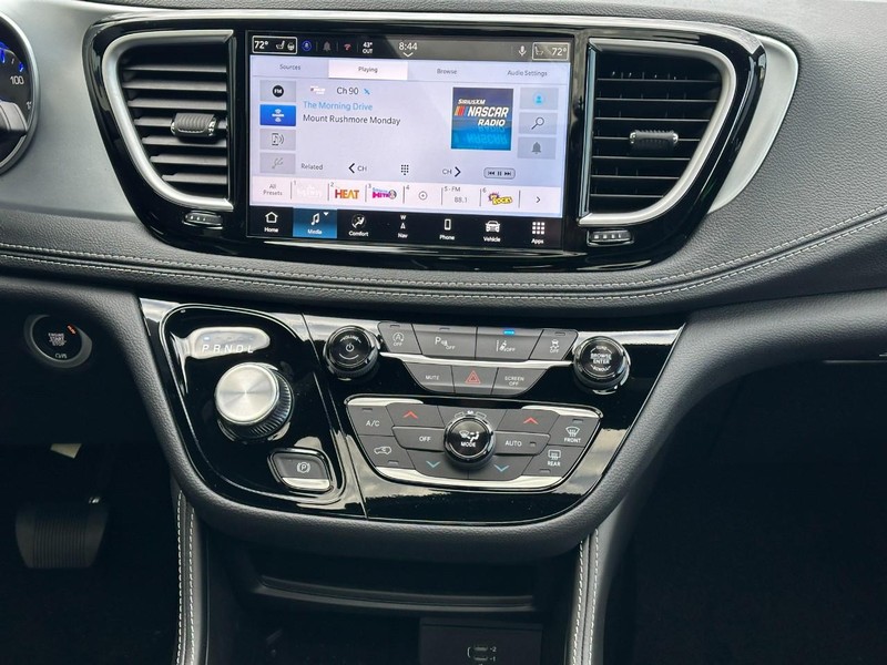 Chrysler Pacifica Vehicle Full-screen Gallery Image 9