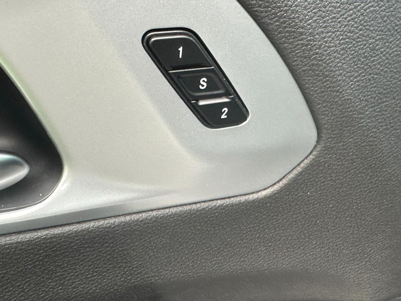 Chrysler Pacifica Vehicle Full-screen Gallery Image 11