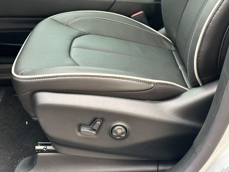 Chrysler Pacifica Vehicle Full-screen Gallery Image 12