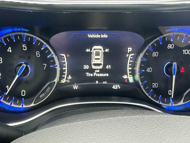 Chrysler Pacifica Vehicle Full-screen Gallery Image 15