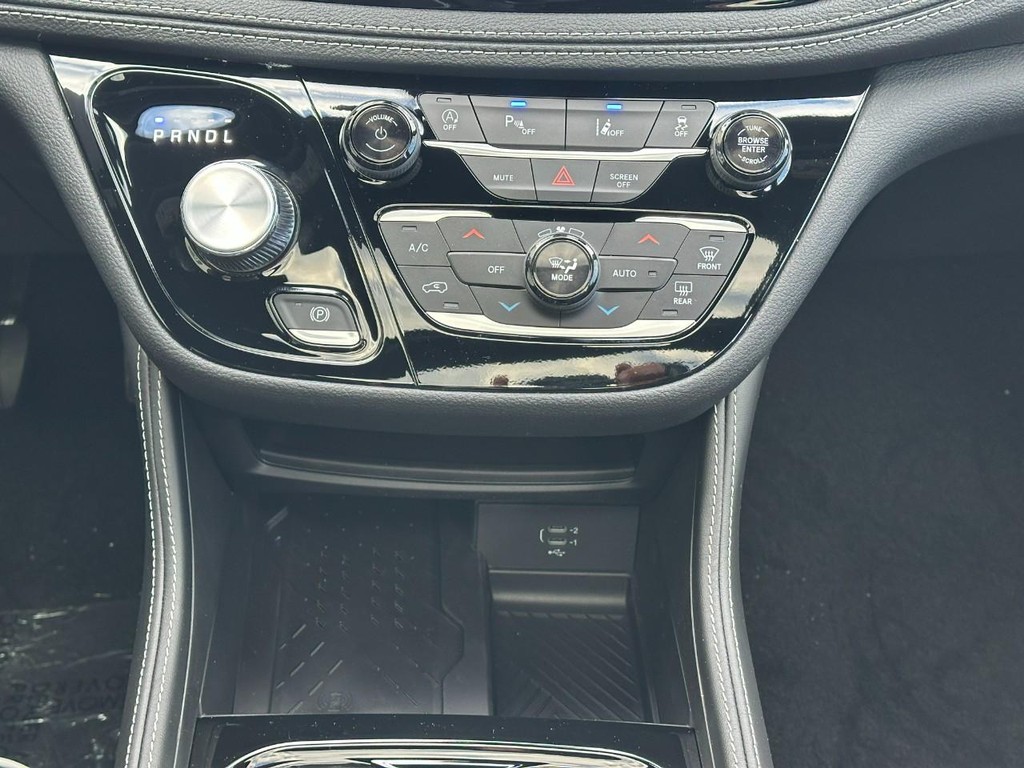 Chrysler Pacifica Vehicle Full-screen Gallery Image 9