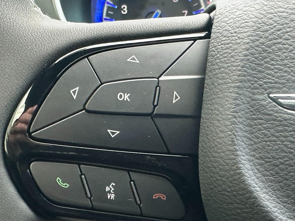 Chrysler Pacifica Vehicle Full-screen Gallery Image 12