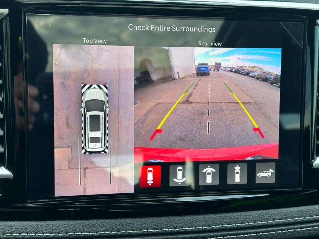 Chrysler Pacifica Vehicle Full-screen Gallery Image 15