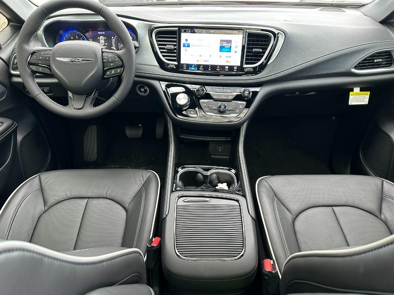 Chrysler Pacifica Vehicle Full-screen Gallery Image 6