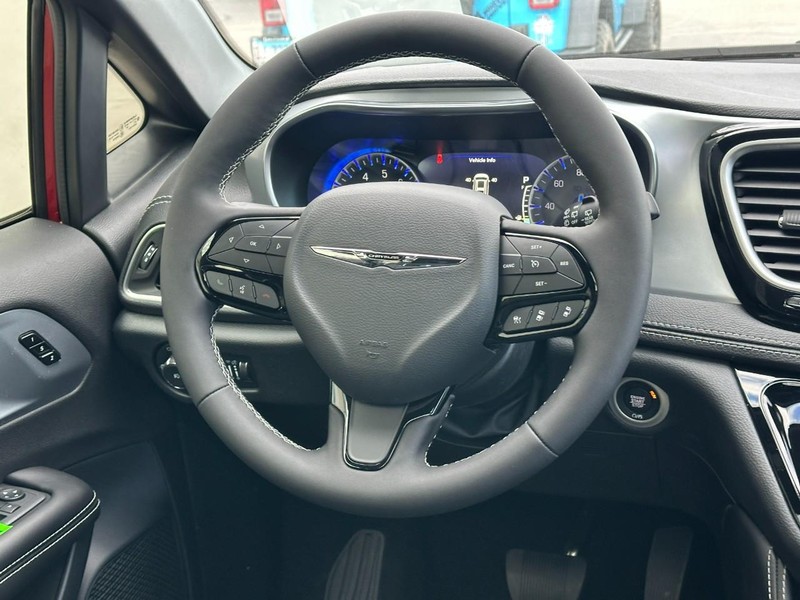 Chrysler Pacifica Vehicle Full-screen Gallery Image 7