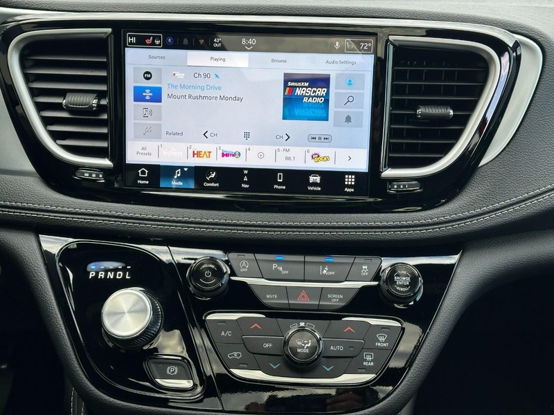 Chrysler Pacifica Vehicle Full-screen Gallery Image 8