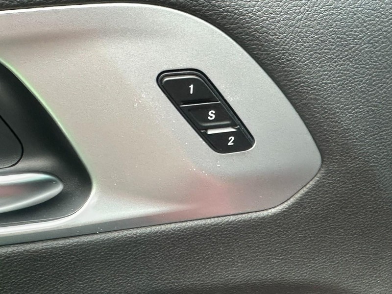 Chrysler Pacifica Vehicle Full-screen Gallery Image 10