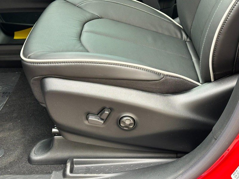 Chrysler Pacifica Vehicle Full-screen Gallery Image 11