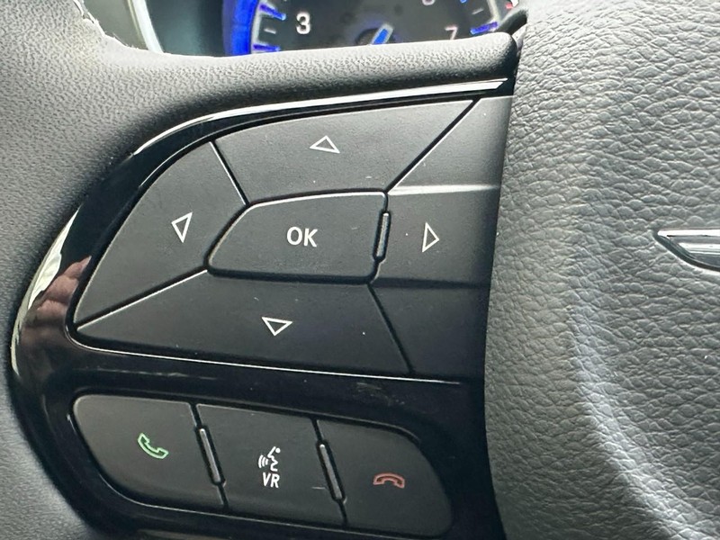 Chrysler Pacifica Vehicle Full-screen Gallery Image 12