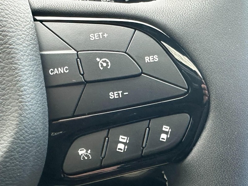 Chrysler Pacifica Vehicle Full-screen Gallery Image 13