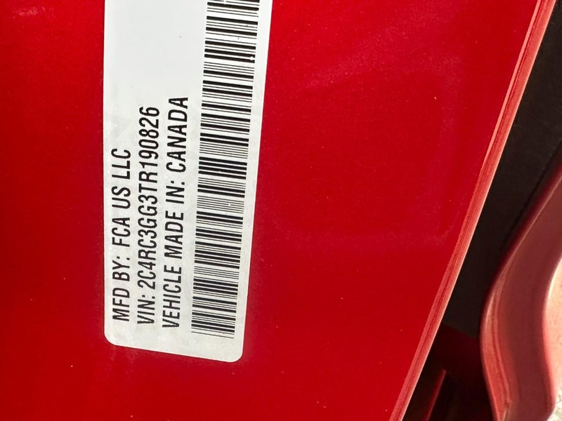 Chrysler Pacifica Vehicle Full-screen Gallery Image 16