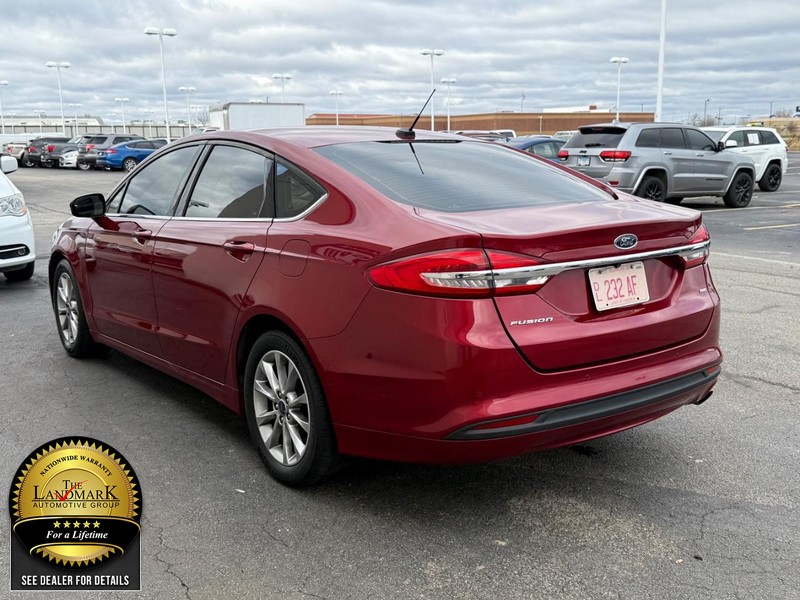 Ford Fusion Vehicle Full-screen Gallery Image 6