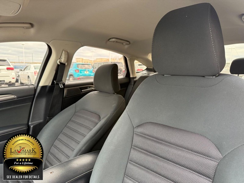 Ford Fusion Vehicle Full-screen Gallery Image 9