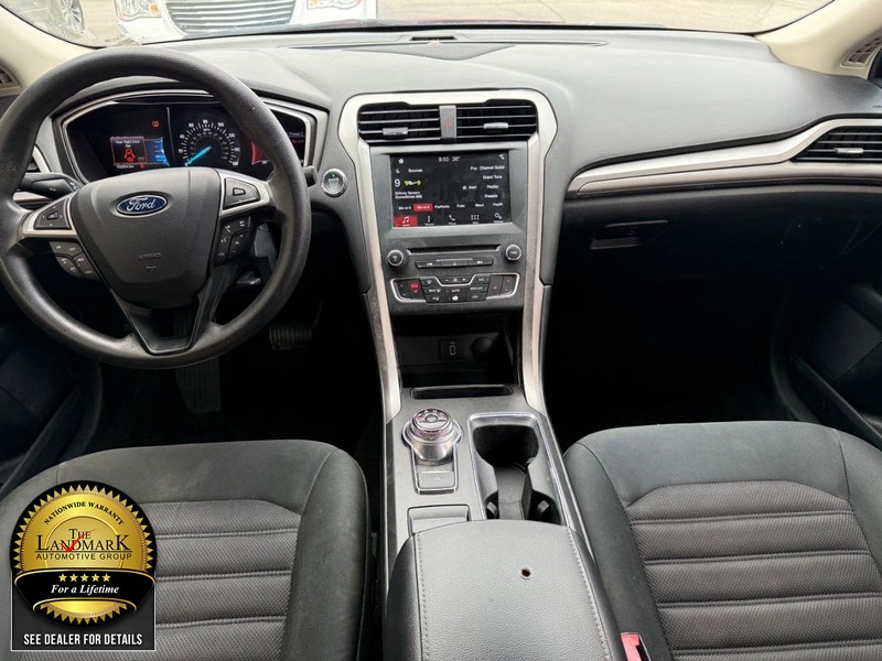 Ford Fusion Vehicle Full-screen Gallery Image 16