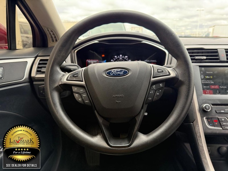 Ford Fusion Vehicle Full-screen Gallery Image 17
