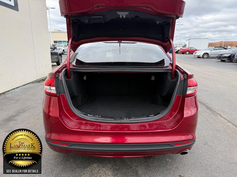 Ford Fusion Vehicle Full-screen Gallery Image 19