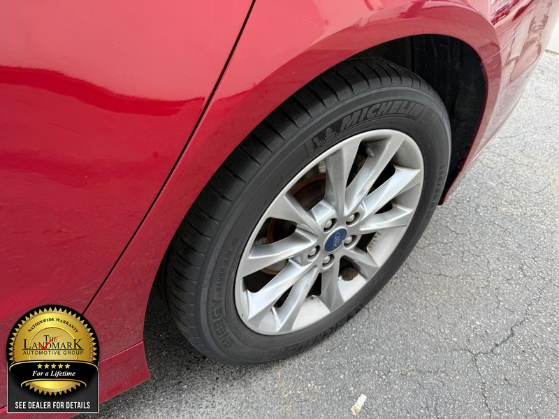 Ford Fusion Vehicle Full-screen Gallery Image 20