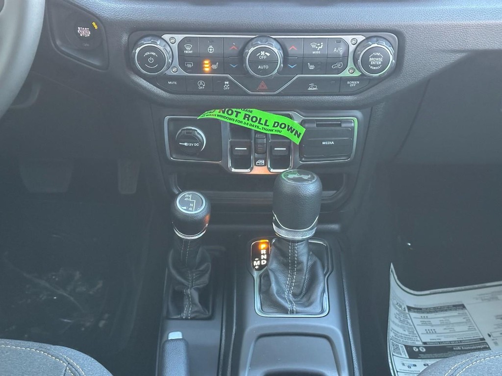 Jeep Wrangler Vehicle Full-screen Gallery Image 8