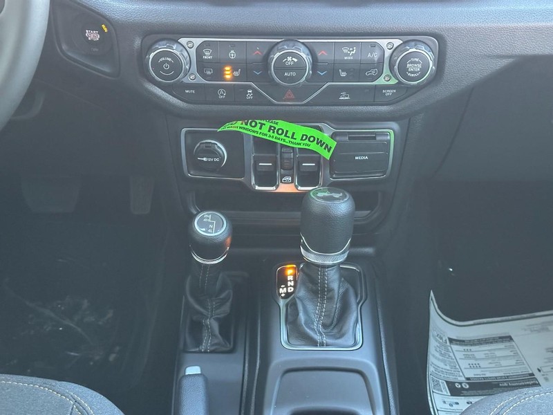 Jeep Wrangler Vehicle Full-screen Gallery Image 8