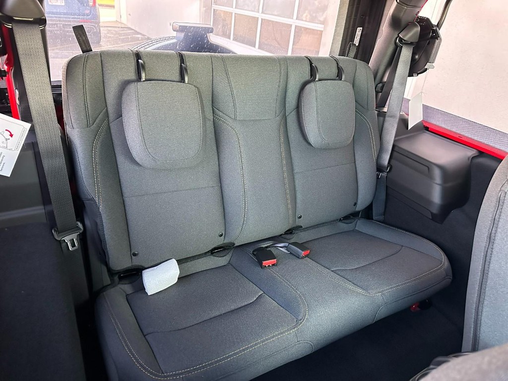 Jeep Wrangler Vehicle Full-screen Gallery Image 4