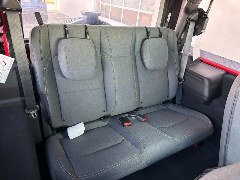 Jeep Wrangler Vehicle Full-screen Gallery Image 4