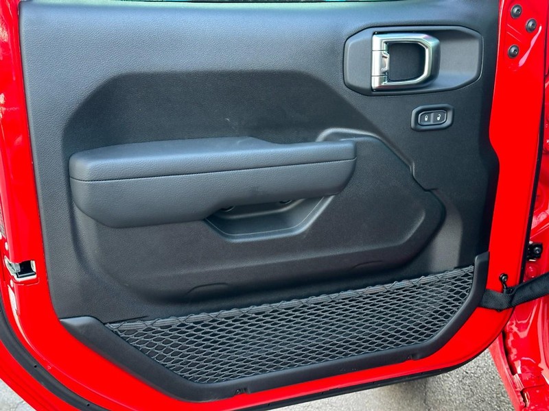 Jeep Wrangler Vehicle Full-screen Gallery Image 7