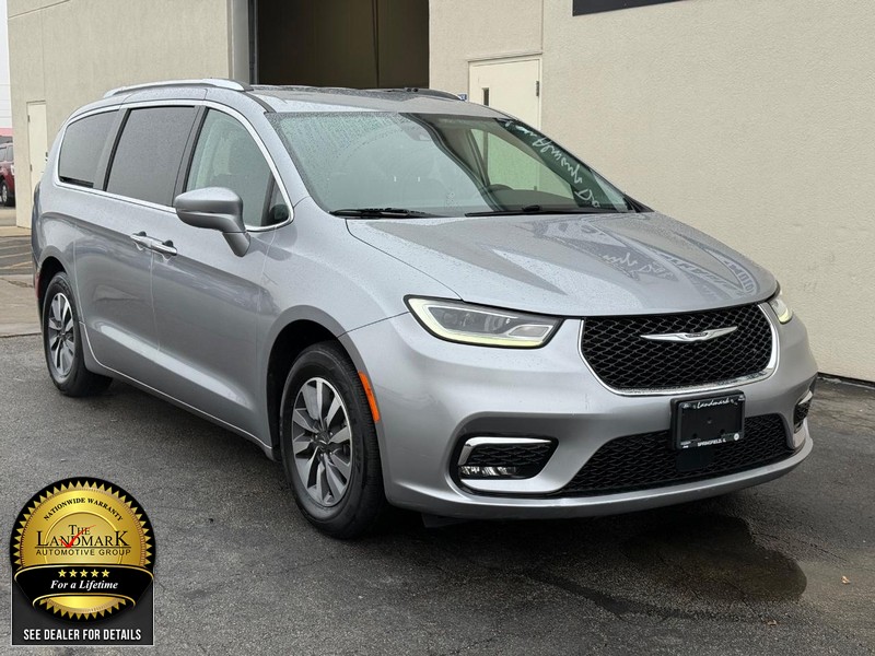 Chrysler Pacifica Vehicle Full-screen Gallery Image 2