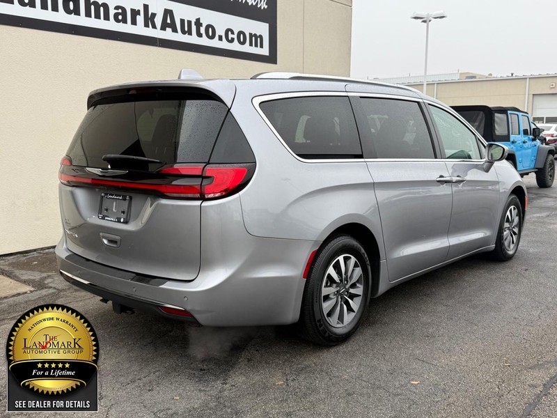 Chrysler Pacifica Vehicle Full-screen Gallery Image 3