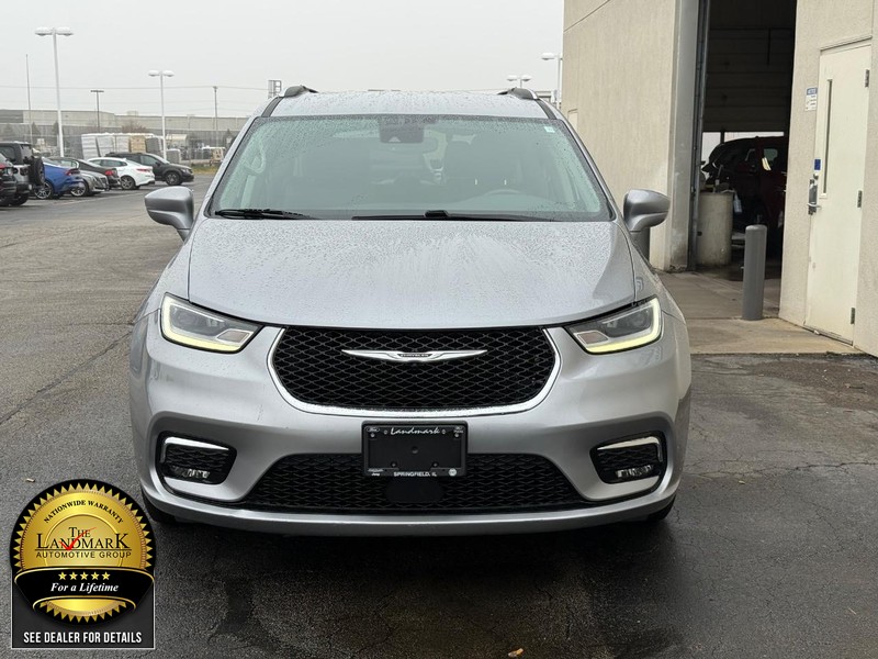 Chrysler Pacifica Vehicle Full-screen Gallery Image 4