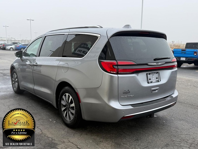 Chrysler Pacifica Vehicle Full-screen Gallery Image 6