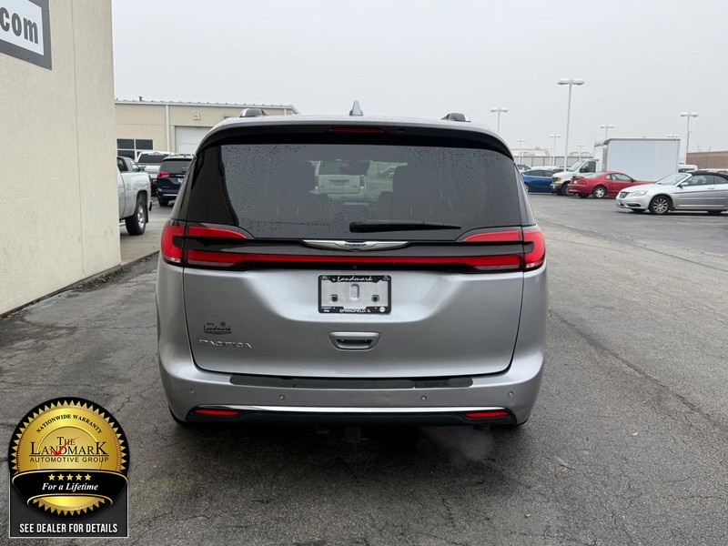 Chrysler Pacifica Vehicle Full-screen Gallery Image 7
