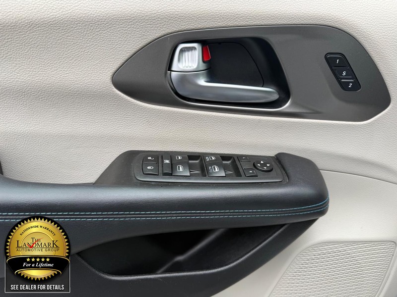 Chrysler Pacifica Vehicle Full-screen Gallery Image 8