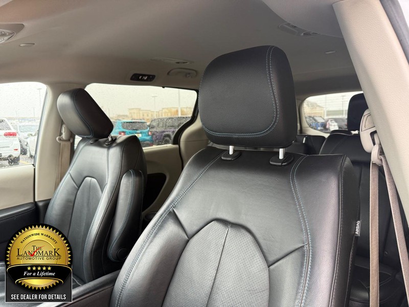 Chrysler Pacifica Vehicle Full-screen Gallery Image 9