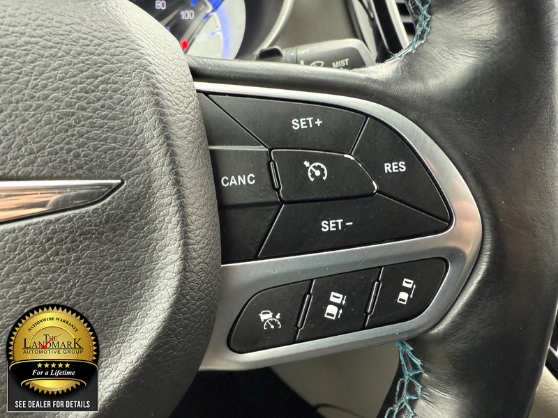 Chrysler Pacifica Vehicle Full-screen Gallery Image 11