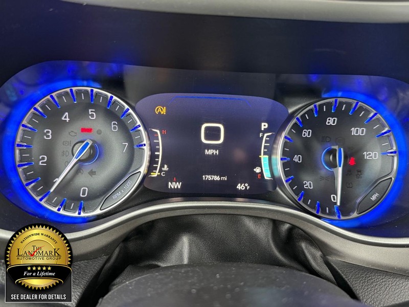 Chrysler Pacifica Vehicle Full-screen Gallery Image 12