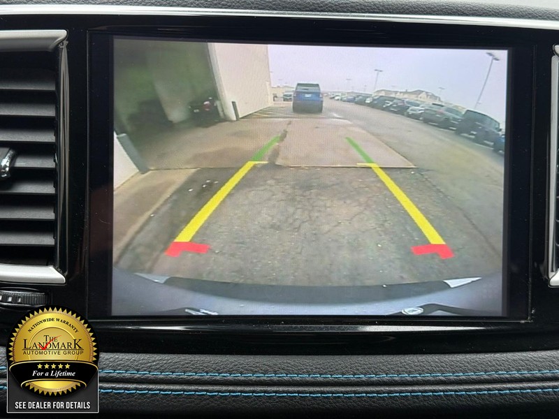 Chrysler Pacifica Vehicle Full-screen Gallery Image 13