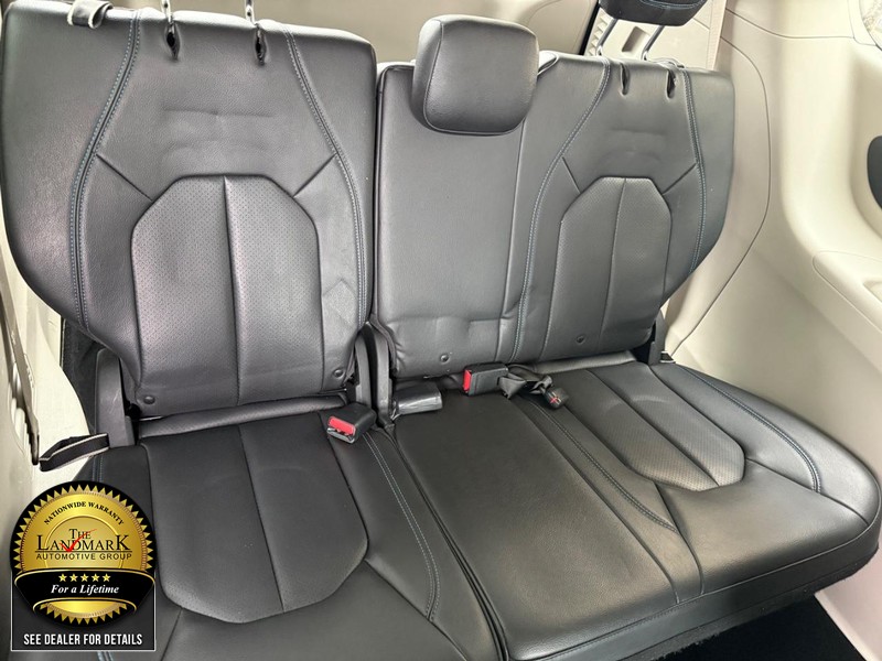 Chrysler Pacifica Vehicle Full-screen Gallery Image 16