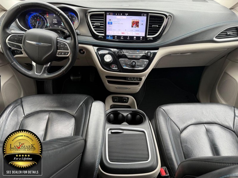 Chrysler Pacifica Vehicle Full-screen Gallery Image 17