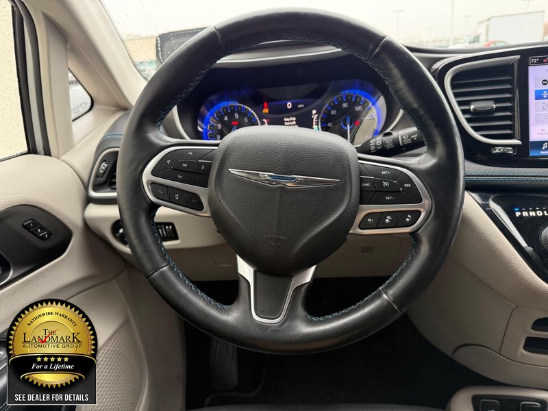 Chrysler Pacifica Vehicle Full-screen Gallery Image 18